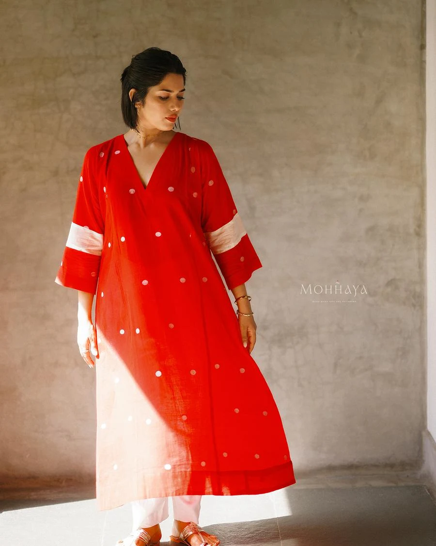Model in the Sindoor dot kurta set